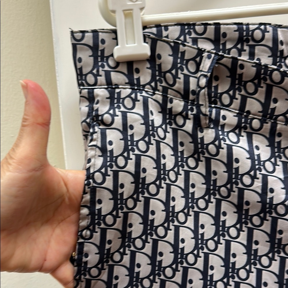 Stylish Black and White Patterned Men Shorts - Picture 2 of 9